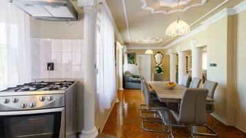 微波炉、烤箱、洗碗机、高脚椅