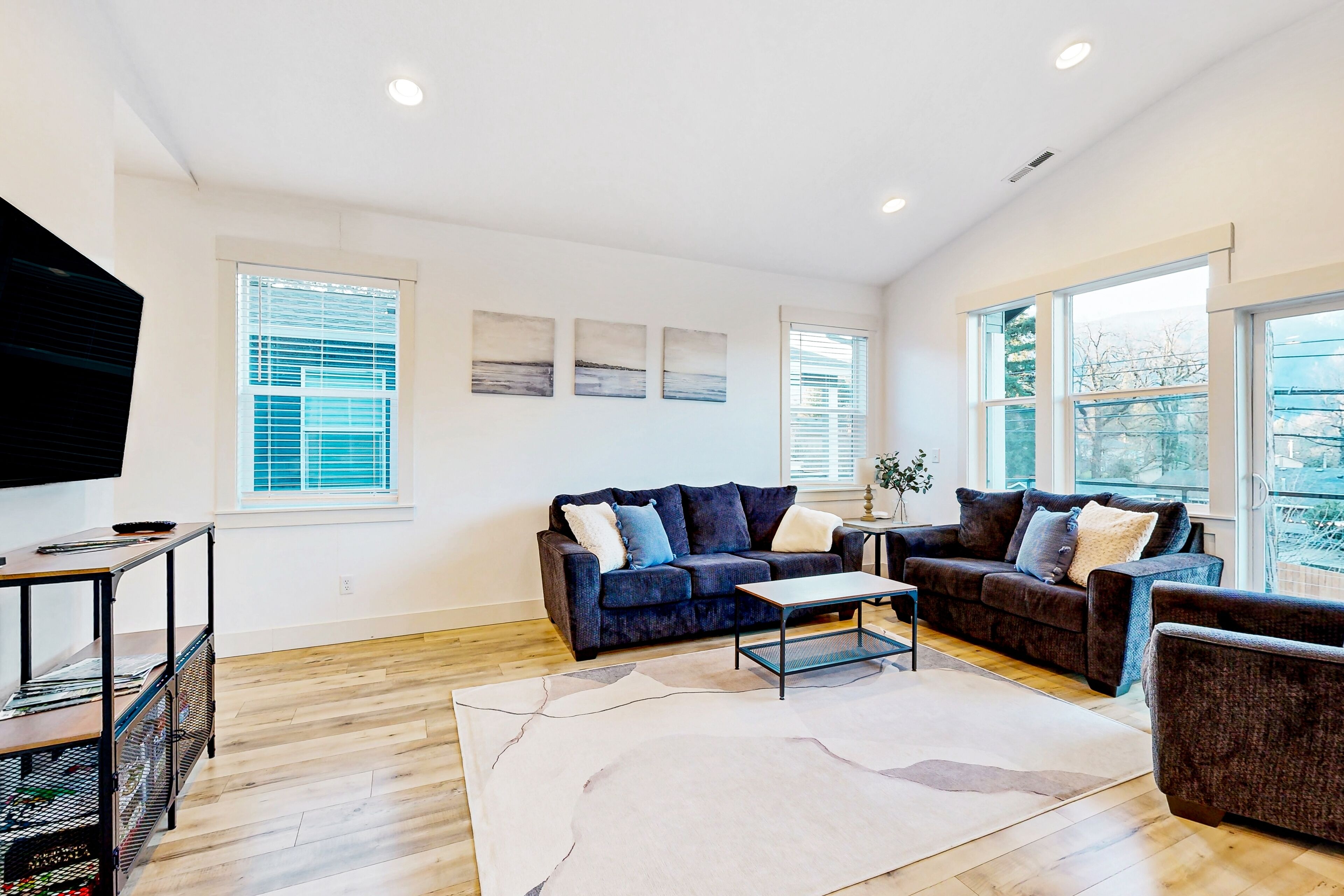 Scenic hideaway near the Columbia River with office, basketball, grill - dogs ok