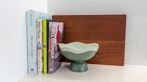 A bookshelf with books and a ceramic bowl. - Belle 4-141 ~ Experience a relaxing escape! (Gerringong)