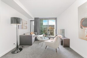 TV - lovely ap in heart of chatswood (Chatswood)