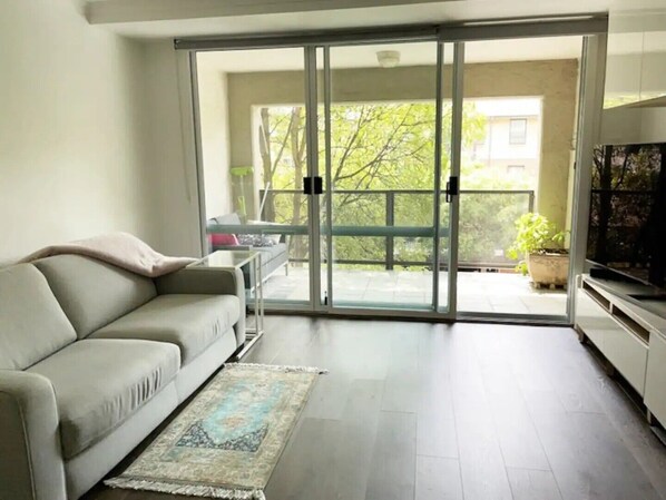 Smart TV - studio centrally located in NEWTOWN.
The longer you stay = discount!
(Newtown)