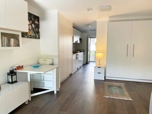 Interior - studio centrally located in NEWTOWN.
The longer you stay = discount!
(Newtown)