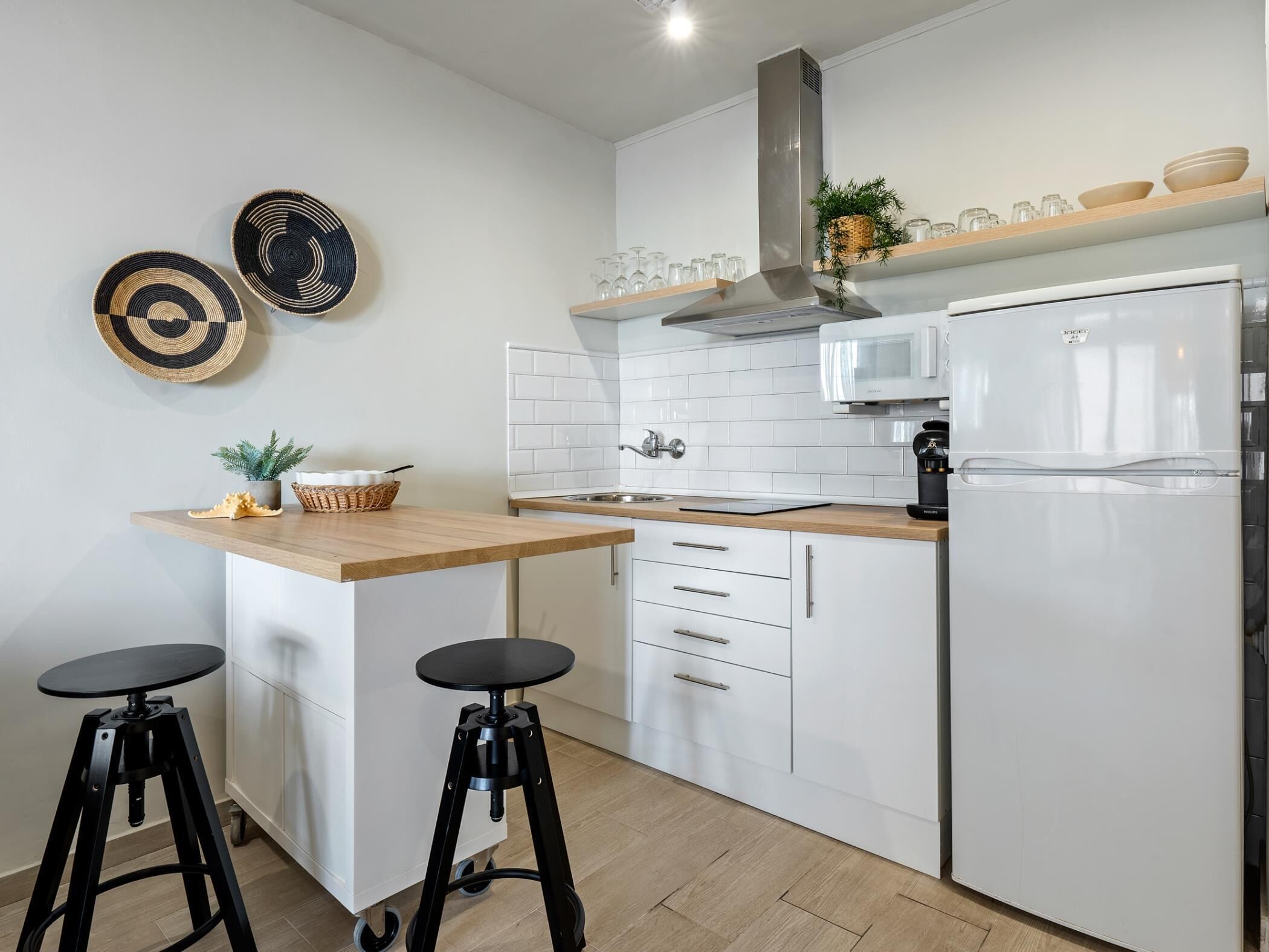 Refrigerador, microondas y cafetera y tetera 