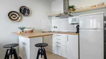 Refrigerador, microondas y cafetera y tetera