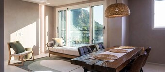 앤스테이는 아시안 레스토랑 스누즈와 인접하여 食(식: 먹을 것)과 飮(음: 마실 것)을 오롯이 함께 즐길 수 있도록 구성한 宿泊 공간입니다.