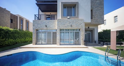 Villa With Private Pool In Beverly Hills