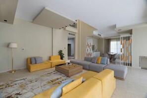 Una televisión de pantalla plana