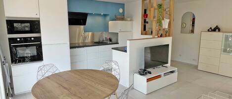 冷蔵庫、電子レンジ、オーブン、食器洗い機