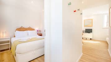 Tabla de planchar con plancha, internet y ropa de cama