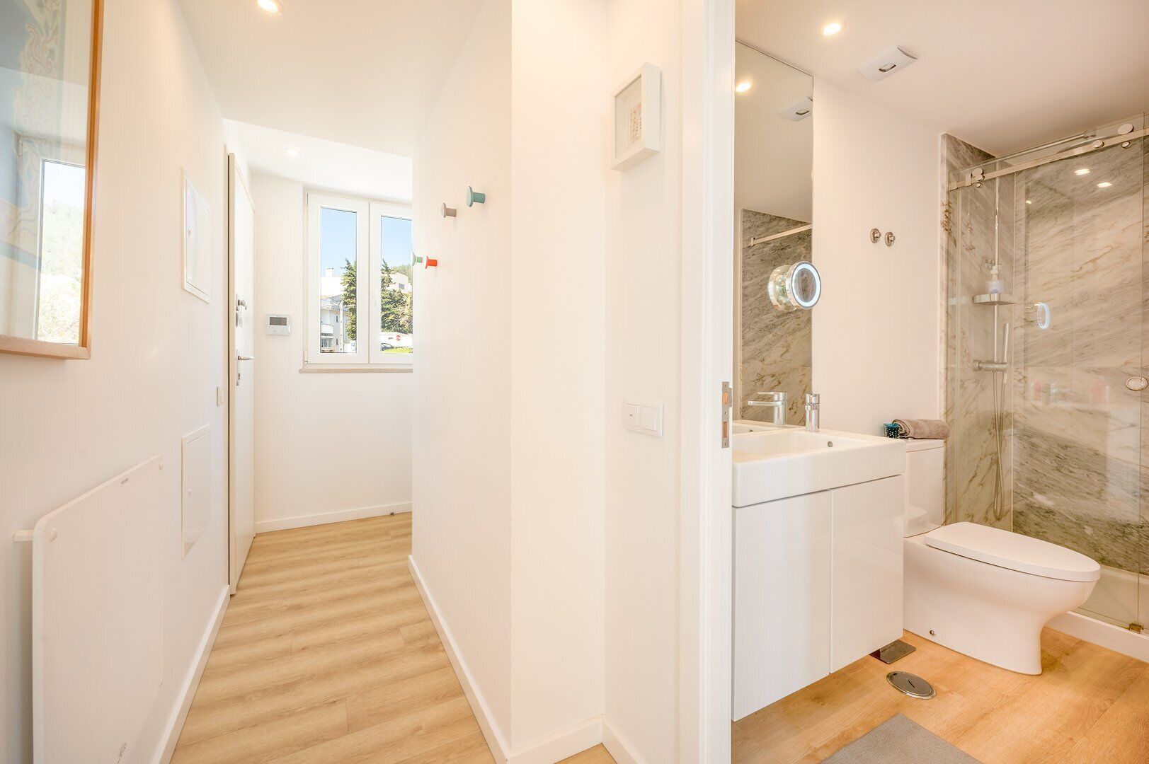 Un baño moderno con ducha, inodoro y lavamanos.