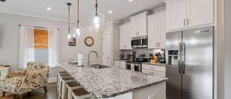 ثلاجة، ميكروويف، فرن، موقد طهي مسطح