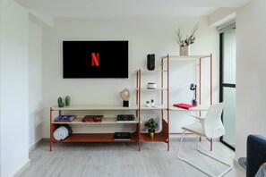 Un espace de bureau moderne comprenant une bibliothèque, un bureau et une chaise.