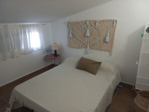 3 makuuhuonetta, silitysrauta/-lauta, vuodevaatteet