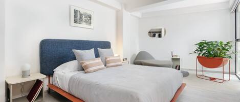 La cama es tamaño queen y es perfecta para una pareja.