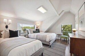 9 عدّة غرف نوم ومكتب ومكواة/لوح كي وسرير سفر