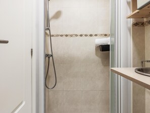 Douche, sèche-cheveux, serviettes fournies