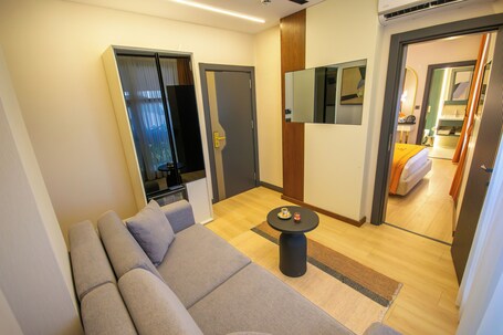 Elysian Airport Hotel - Image 18