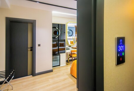 Elysian Airport Hotel - Image 35