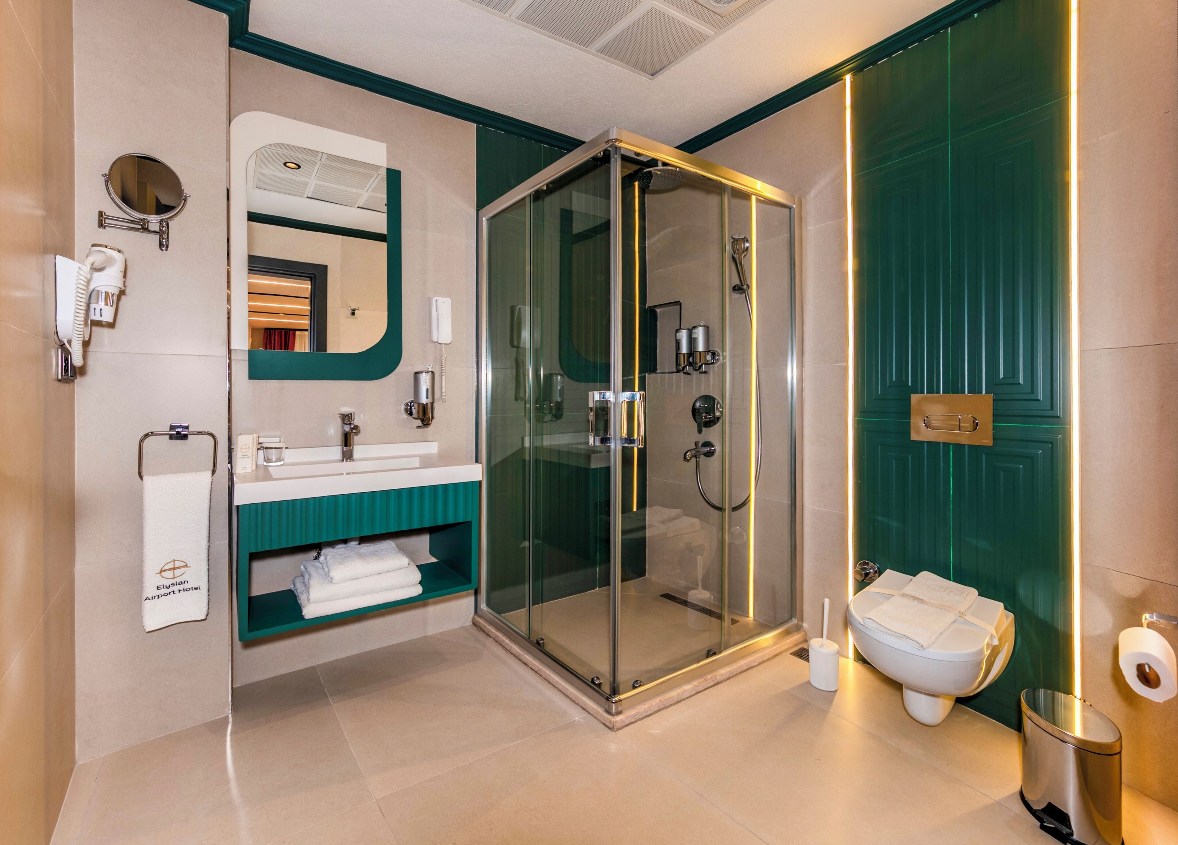 Een moderne badkamer met een douchecabine van glas, een wastafel met opbergruimte, een toilet en een handdoekrek.