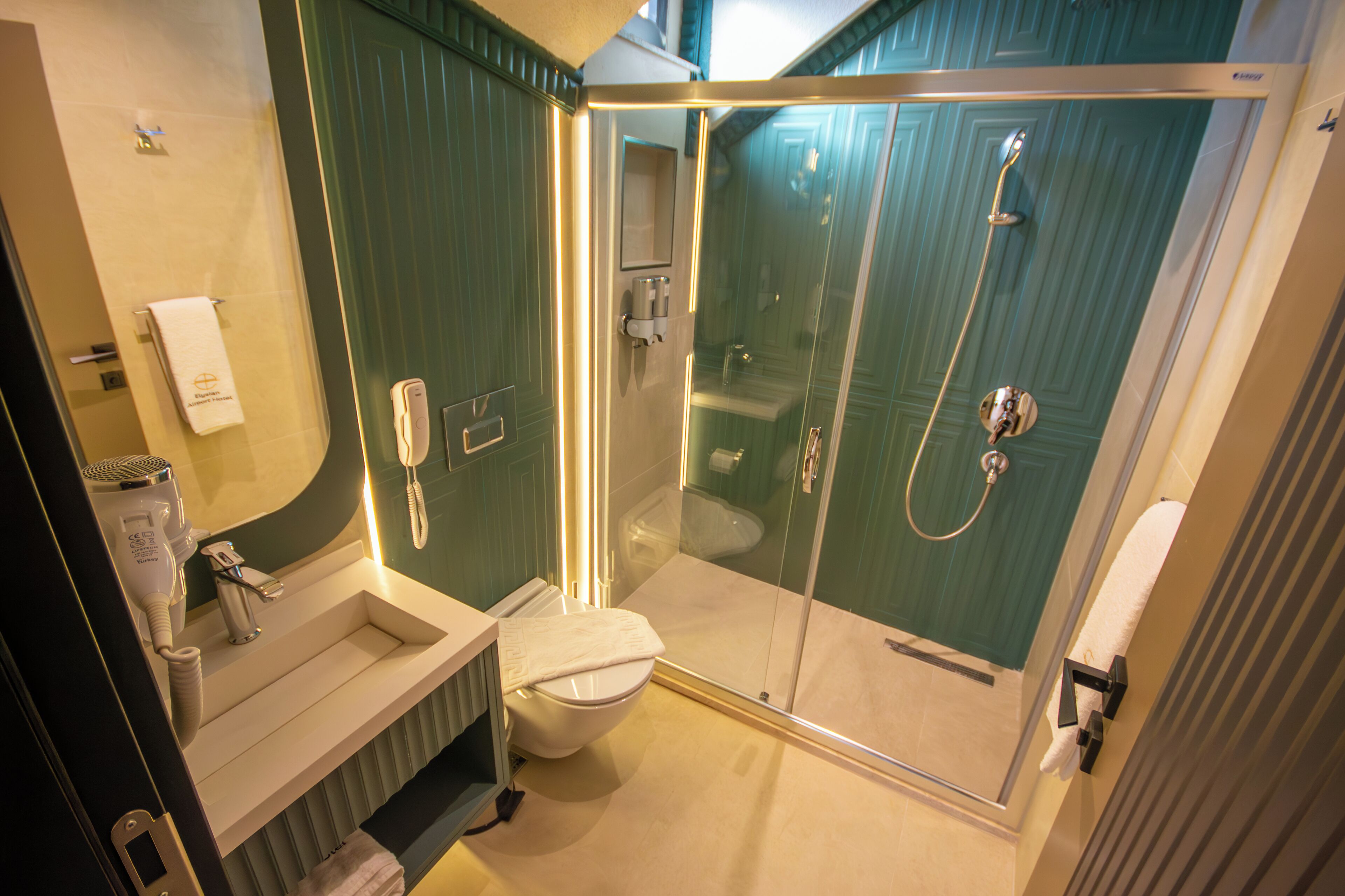 Un baño con ducha de vidrio, lavabo e inodoro.