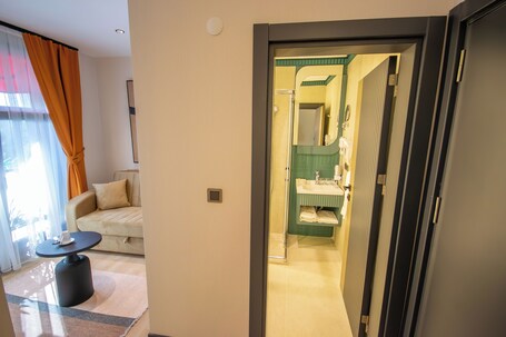Elysian Airport Hotel - Image 23