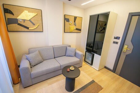 Elysian Airport Hotel - Image 24