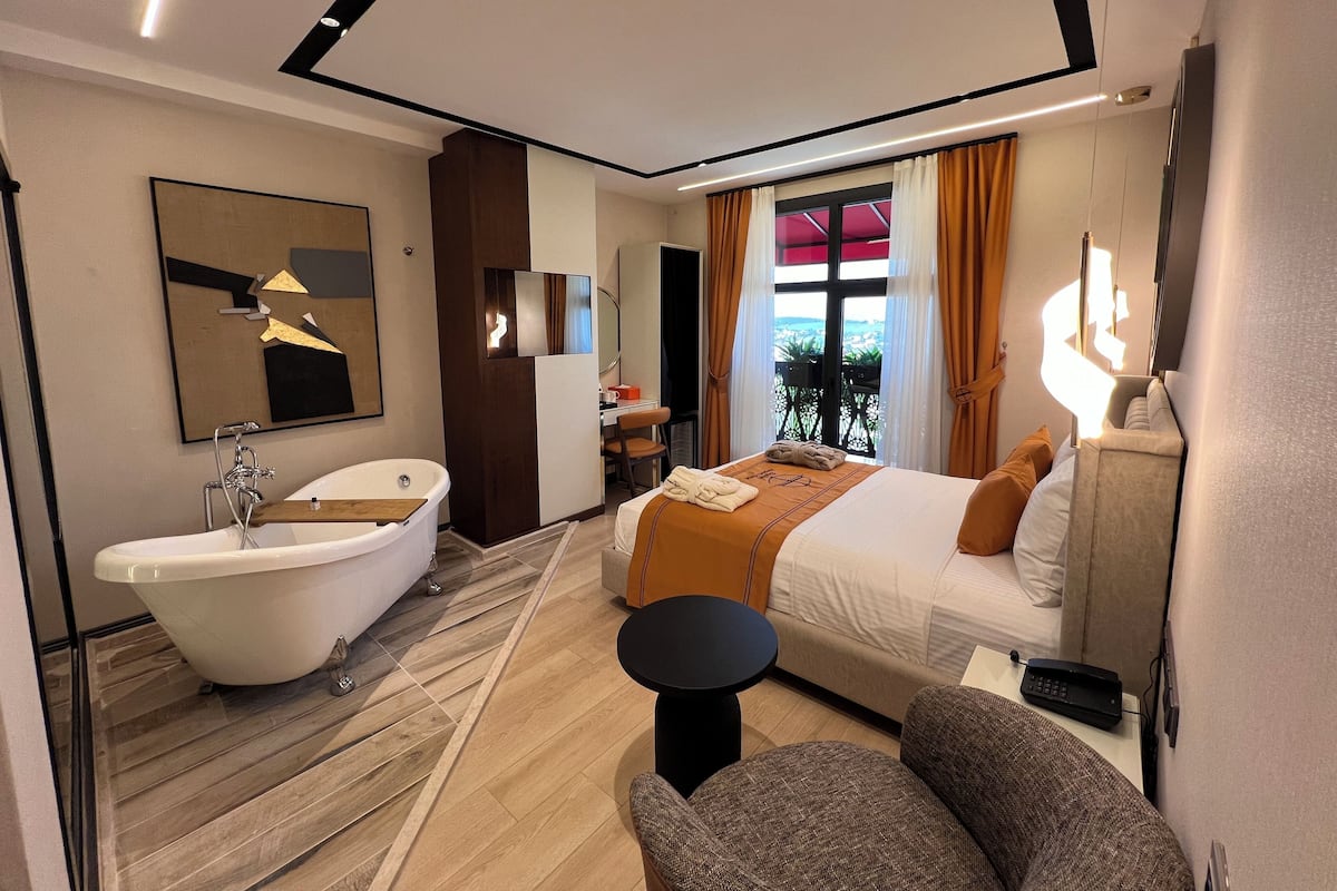 Superior Room | 1 bedroom, in-room safe, desk, laptop workspace