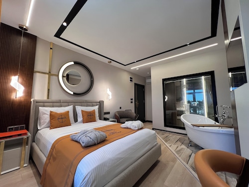 Elysian Airport Hotel & Restaurant