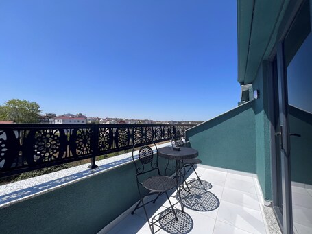 Elysian Airport Hotel - Image 1