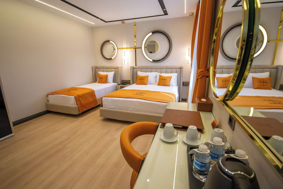 Deluxe Triple Room | 1 bedroom, in-room safe, desk, laptop workspace
