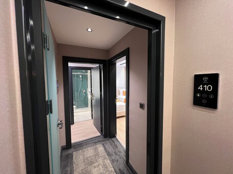 Elysian Airport Hotel - Image 10
