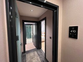 Caja de seguridad en la habitación y escritorio 