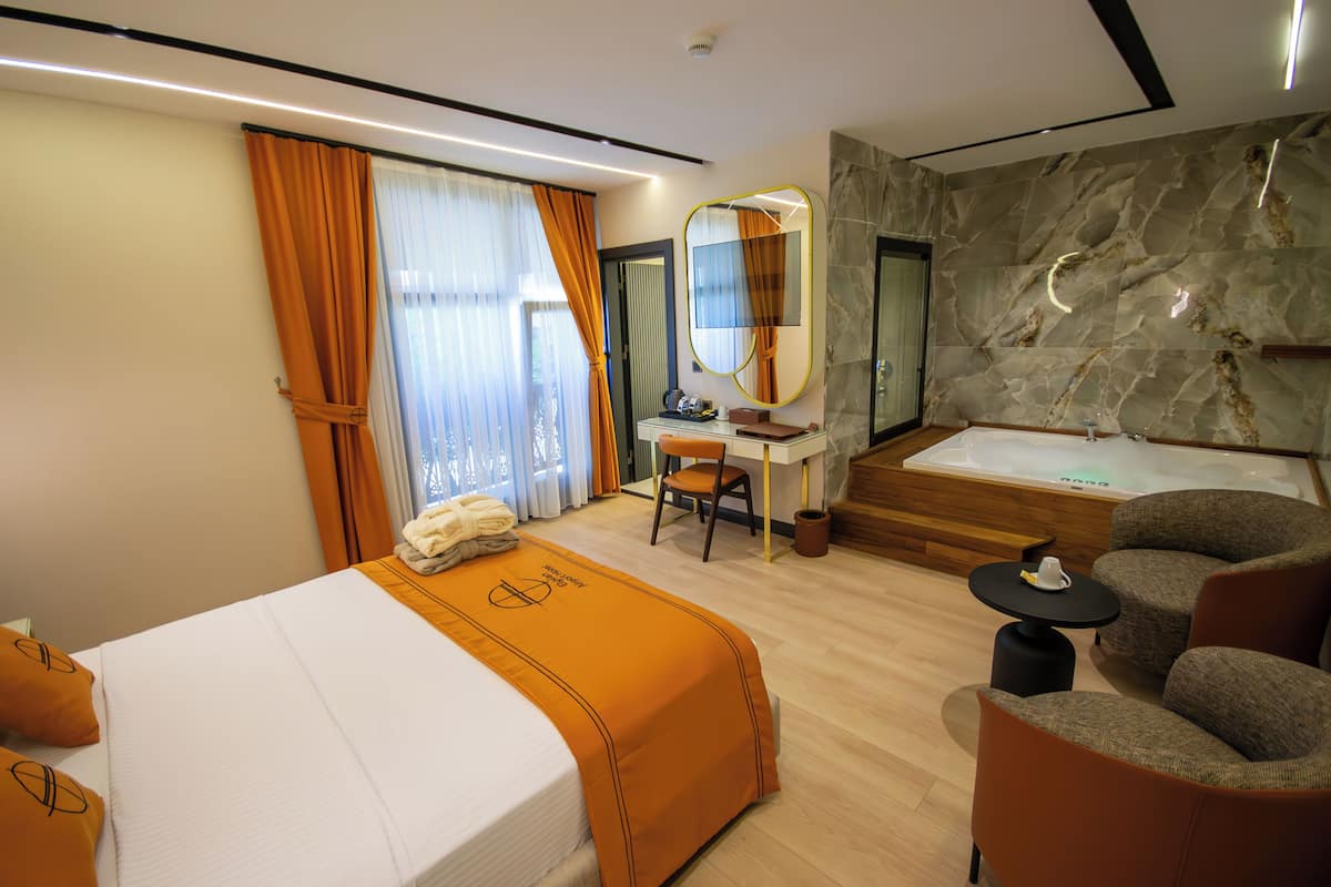 Design Room | 1 bedroom, in-room safe, desk, laptop workspace