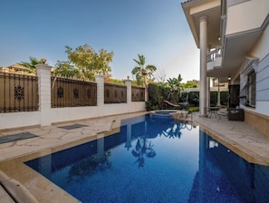 Una piscina al aire libre