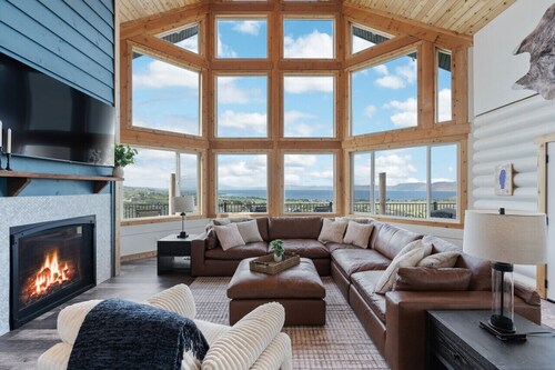 Luxe Cabin + Views, Hot Tub, Arcades, Ideal Beach!