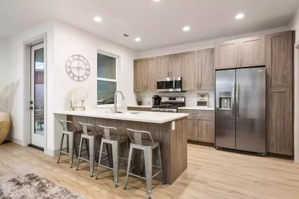 Køleskab, mikrobølgeovn, ovn, kogeplade