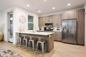 Køleskab, mikrobølgeovn, ovn, kogeplade