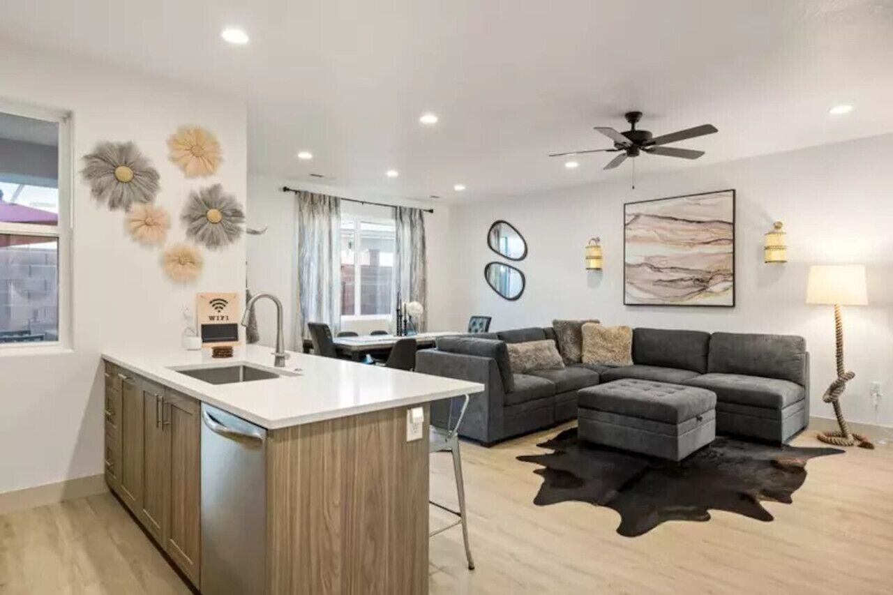 Sleeps 18! Pool! Pizza Oven! 2 Townhomes! - St. George, UT