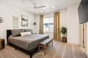 6 Schlafzimmer, Schreibtisch, Bügeleisen/Bügelbrett, Reisekinderbett