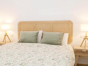 3 bedrooms, iron/ironing board, internet, bed sheets