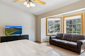4 Schlafzimmer, Schreibtisch, Bügeleisen/Bügelbrett, Reisekinderbett