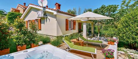 Bañera de hidromasaje al aire libre