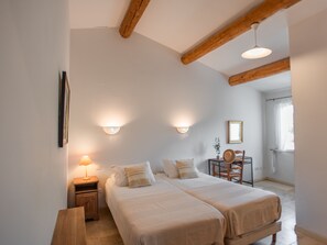 4 slaapkamers, een strijkplank/strijkijzer, internet