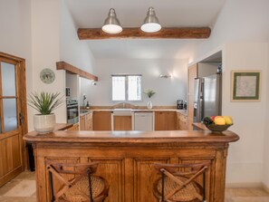 Fridge, microwave, oven, stovetop - Villa with air conditioning and private pool (Saumane-de-Vaucluse)