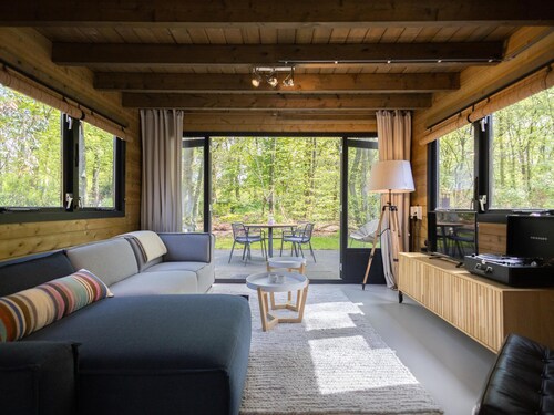 Elegantes Holzhaus am Rande des Waldes