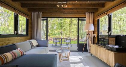 Elegantes Holzhaus am Rande des Waldes