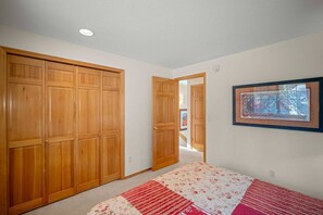 5 bedrooms, travel crib