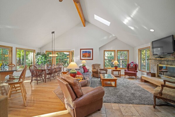 TV, fireplace, ping pong - Splendid Sunriver Wooded Escape, SHARC Passes, Huge Deck w/ Private Hot Tub, Bikes, Games, and More (Sunriver)