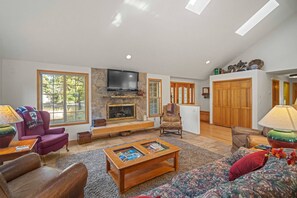 تلفزيون، مدفأة، تنس طاولة