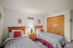 5 chambres, lit de bébé portatif